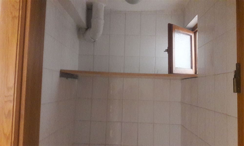Banyolar ve tuvaletteki pencereler sökülerek özel banyo menfezleri takılacak.